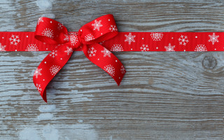 Red ribbon snowflakes wooden surface - a wooden surface free wallpaper