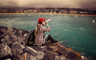 Woman hat boat city ocean - a red hat free wallpaper