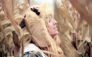 Woman hat cornfield bird feather - claire hummel free wallpaper