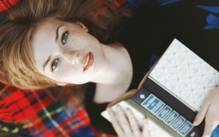 Woman cookie box plaid blanket - tarot card free wallpaper
