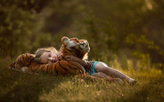 Girl stuffed tiger dreamy nature - stuffed free wallpaper