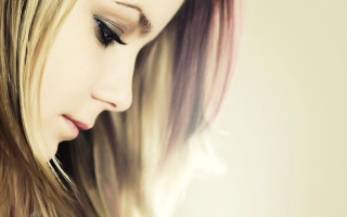 Woman blonde hair phone closed - her phone screen free wallpaper
