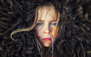 Young girl blue eyes fur - a fur coat free wallpaper