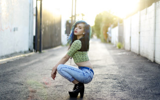 Woman kneeling blurry jeans highheels - aramenta dianthe vail free wallpaper