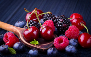 Berries wooden spoon dessert food - a spoon free wallpaper