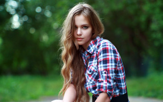 Gothic portrait blurry bokeh park - a bench in a park free wallpaper