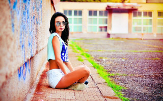 Woman graffiti wall building fashion - graffiti free wallpaper