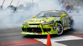 Yellow car smoke track crowd - a crowd watching free wallpaper