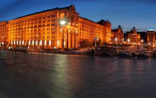 Large building clock tower cityscape - car free wallpaper