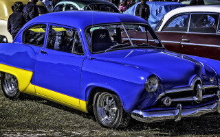 Blue car yellow stripes field - yellow stripe free wallpaper