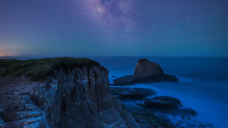 Rocky cliff water night star - a few star free wallpaper