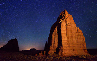Rock formation star filled sky - astrophotography free wallpaper