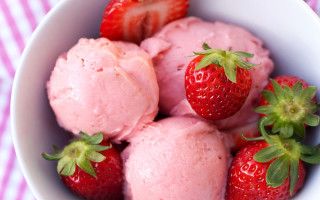 Ice cream strawberries berries tablecloth - strawberry free wallpaper