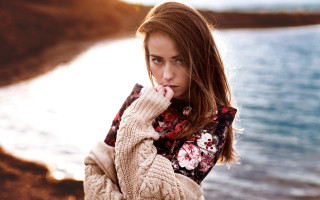 Woman water serious portrait beach - the water free wallpaper