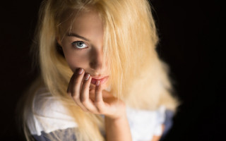 Blonde blue eyed woman portrait - blue eye free wallpaper