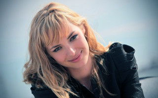 Constance anne parker blonde smiling - a black jacket free wallpaper for desktop