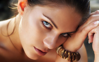 Woman necklace posing closed eyes - realistic eye free wallpaper