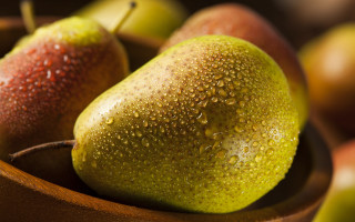 Pears apples water drops still - a table top free wallpaper