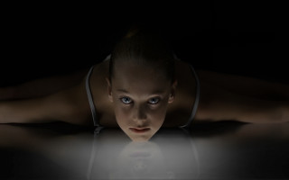 Woman hologram laptop dark background - diffuse free wallpaper
