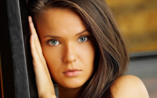 Blue eyes woman leaning wall - realistic shaded perfect face free wallpaper