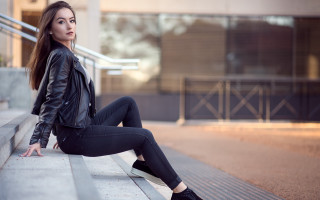 Woman leather jacket jeans portrait - a ledge free wallpaper