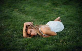 Woman white dress laying grass - a white dress and heels free wallpaper