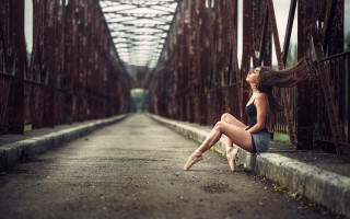 Woman bridge hair blowing arabesque - the wind free wallpaper
