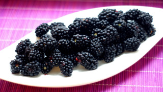 White plate blackberries purple tablecloth - photorealism free wallpaper