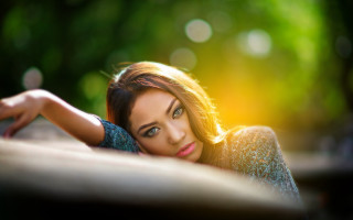 Woman leaning wall green sunlight - a woman free wallpaper