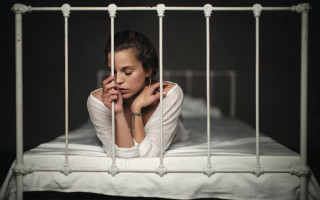 Woman bed white blanket figurative - a white sheet free wallpaper