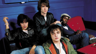 Young men couch blue walls - a red table free wallpaper