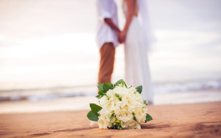 Bride groom beach flower wedding - a bouquet of flowers in front free wallpaper