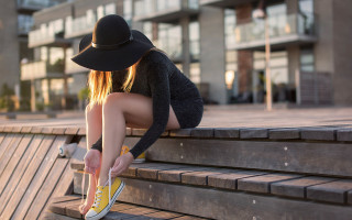 Woman hat sitting shoes blonde - a woman in a hat free wallpaper