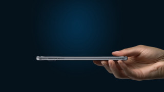 Hand silver tablet blue light - xf iq4 free wallpaper