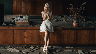 Woman brokencounter tv neoplasticism jigsaw - artur tarnowski free wallpaper