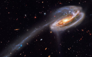 Bright spiral galaxy space art - object in the sky free wallpaper