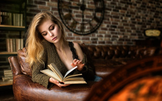 Woman reading couch library blurry - a couch reading free wallpaper