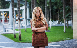 Woman building portrait blonde fishnets - portrait photography free wallpaper