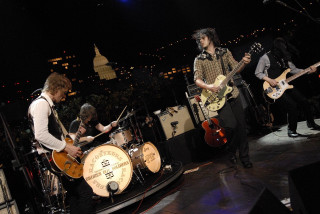 Group people instruments stage city - a silk screen free wallpaper