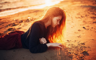 Beach woman laying autumn fire - alena aenami free wallpaper