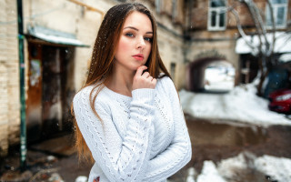 Woman snow white sweater building - a woman free wallpaper