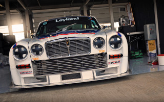 White car red blue stripe - a garage free wallpaper