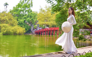 Woman white dress hat lake - a bridge in the background free wallpaper