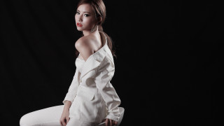 Woman white pose black background - byeon sangbyeok free wallpaper