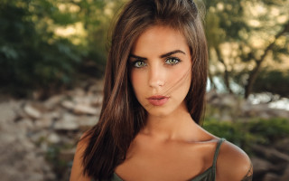 Woman green dress blue eyes - dave melvin free wallpaper
