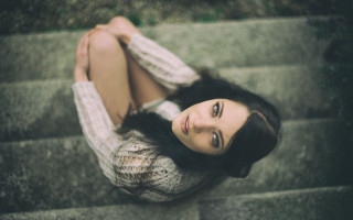 Woman sitting stairs blurry depthoffield - camille bouvagne free wallpaper