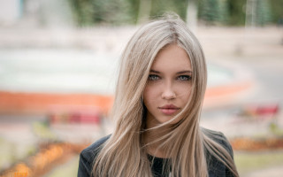 Blonde woman fountain portrait photorealistic - a fountain in the background free wallpaper