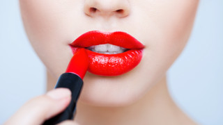 Woman redlipstick brush makeup blurry - a brush free wallpaper
