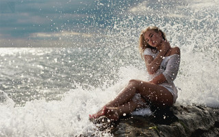 Woman rock ocean cellphone splash - a rock in the ocean free wallpaper