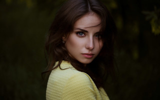Woman blue eyes yellow sweater - a yellow sweater free wallpaper